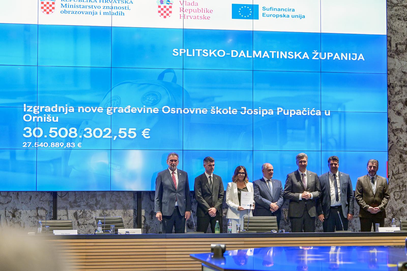 Zagreb: Premijer Plenković na dodjeli ugovora za jednosmjensku i cjelodnevnu školu