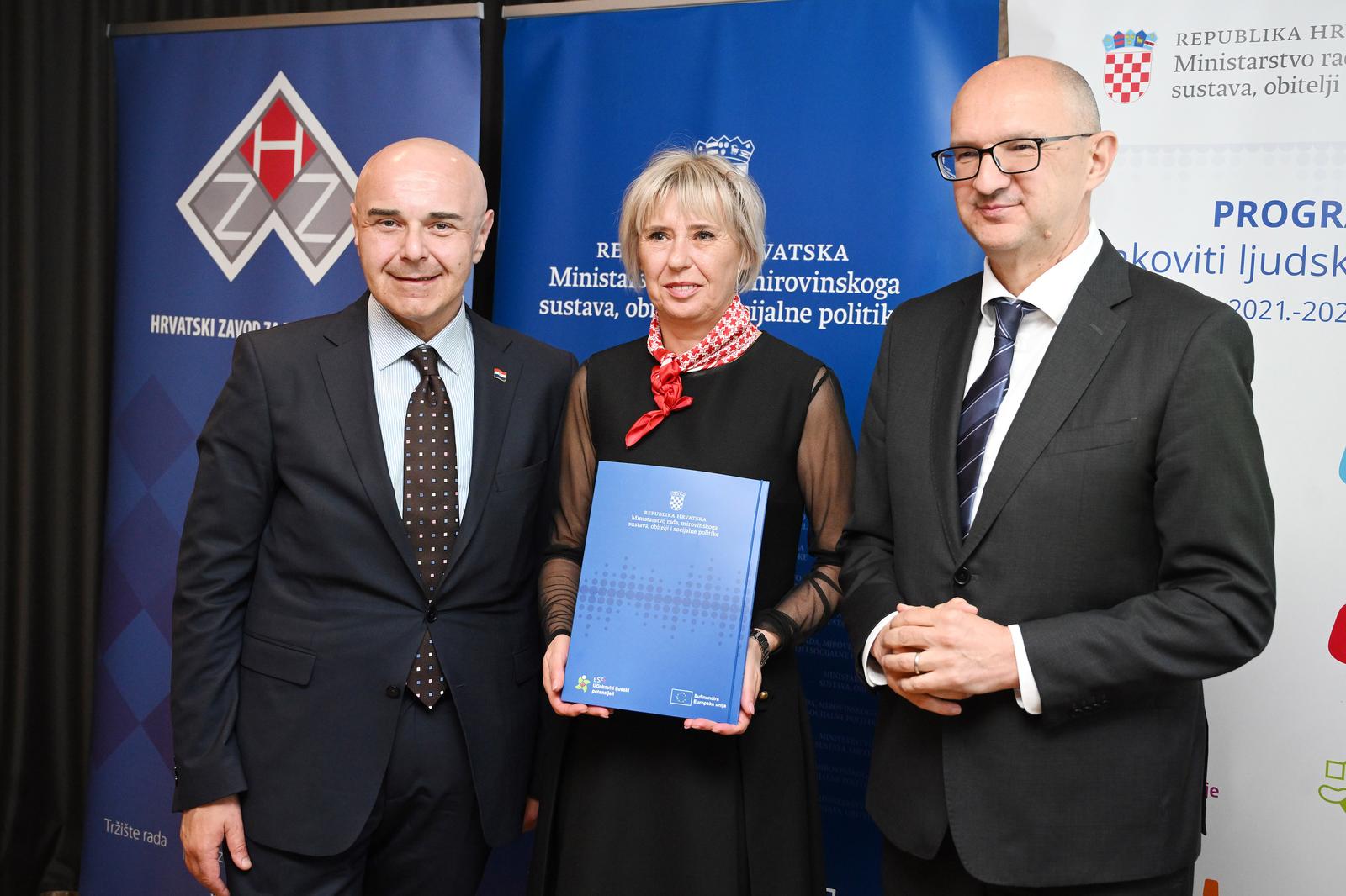 Split: Ministar Ružić uručio ugovore za projekt “Širenje mreže socijalnih usluga u zajednici”