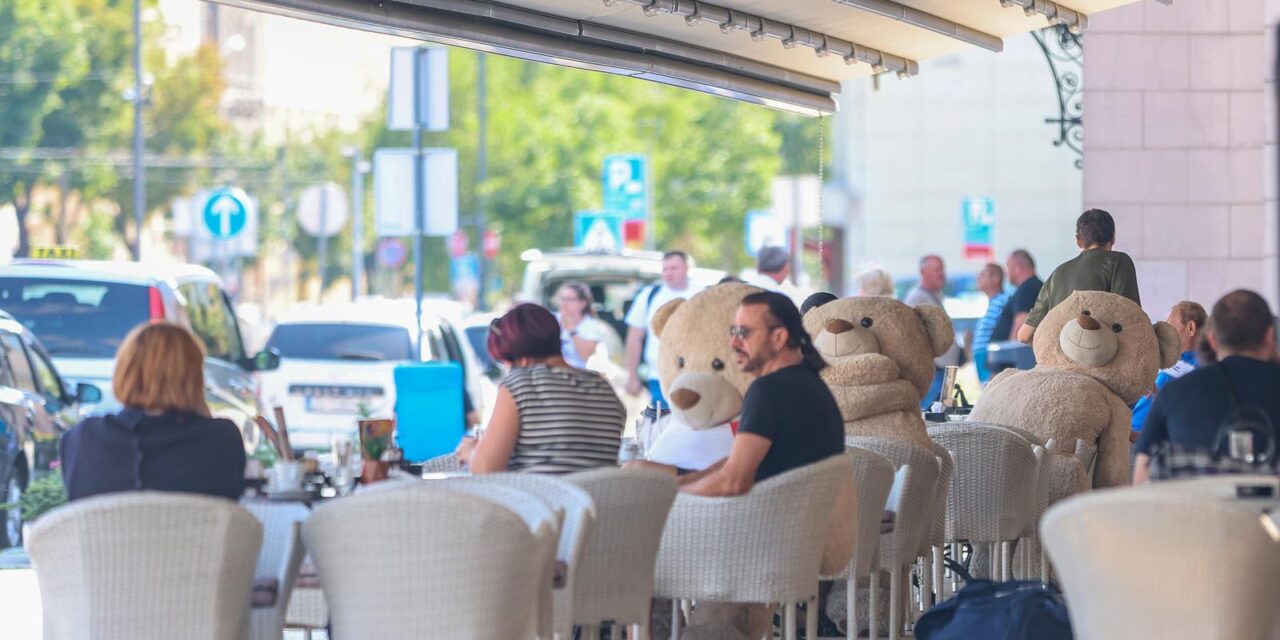 Zagreb: Veliki plišani medvjedi nadomještaju nedostatak društva prilikom ispijanja kave
