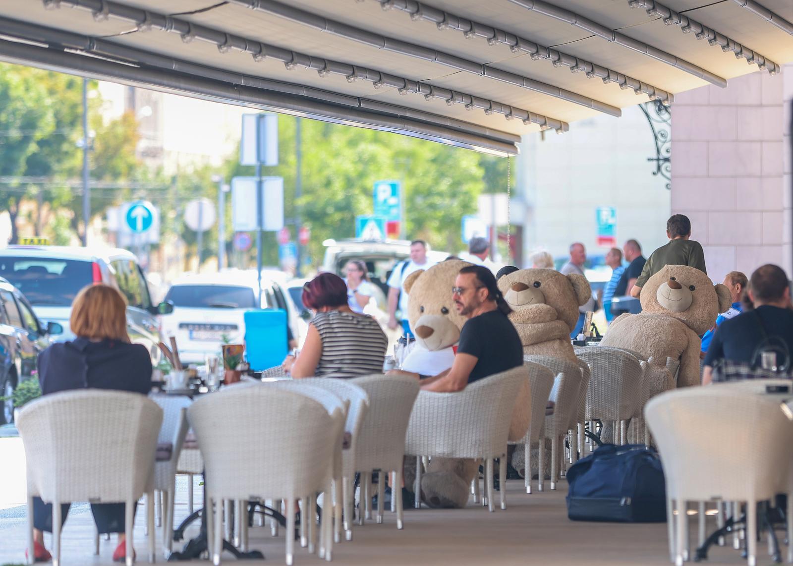 Zagreb: Veliki plišani medvjedi nadomještaju nedostatak društva prilikom ispijanja kave