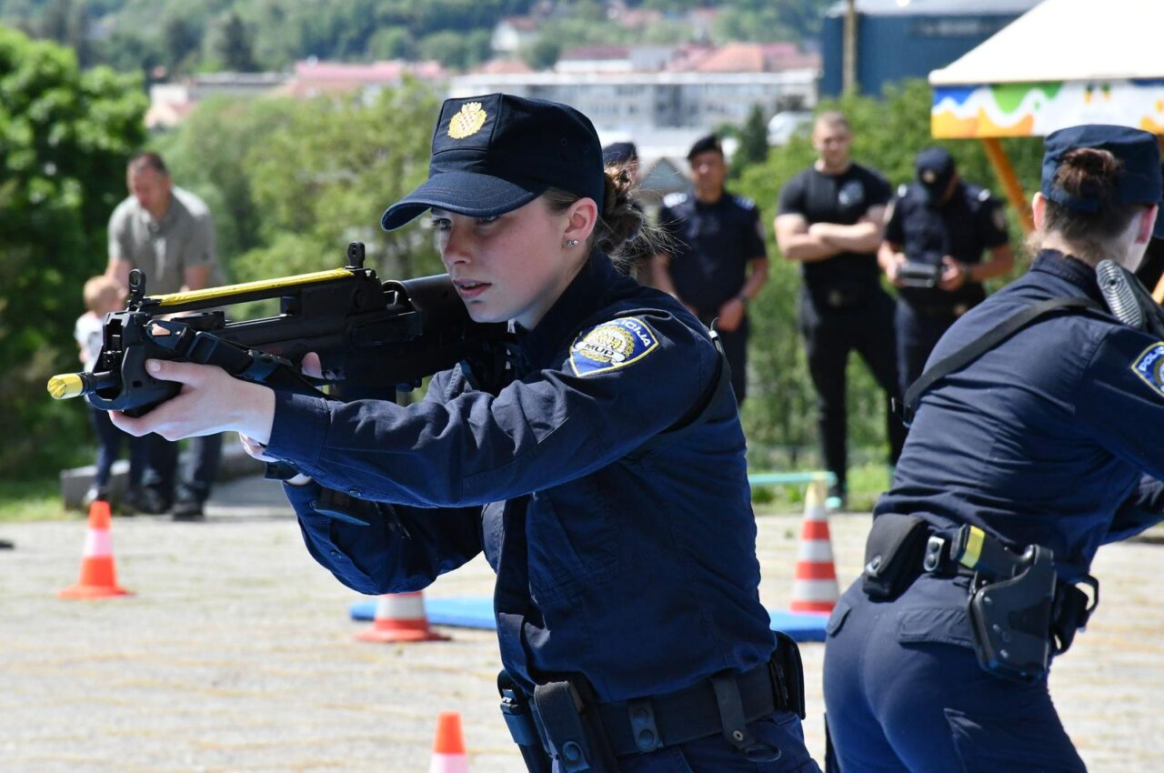 Požega: Pokazna vježba polaznika Policijske akadmije i Interventne jedinice policije