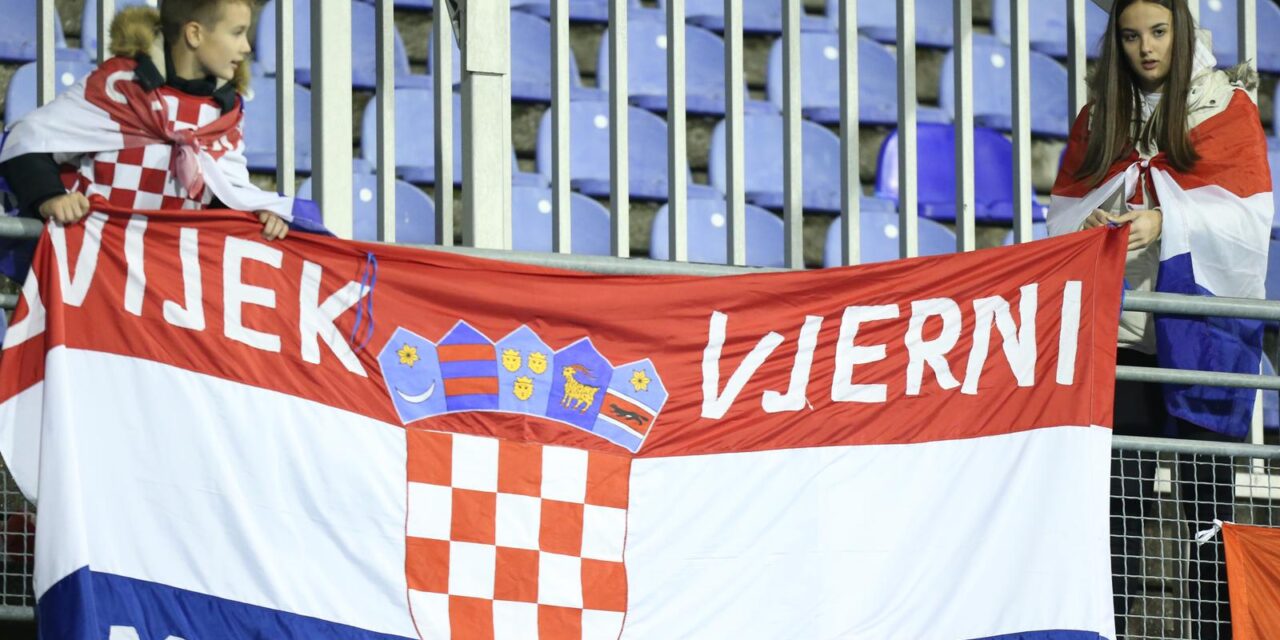 Zagreb: Navija?i s tribina bodre hrvatsku reprezentaciju u kvalifikacijskom susretu s Gr?kom