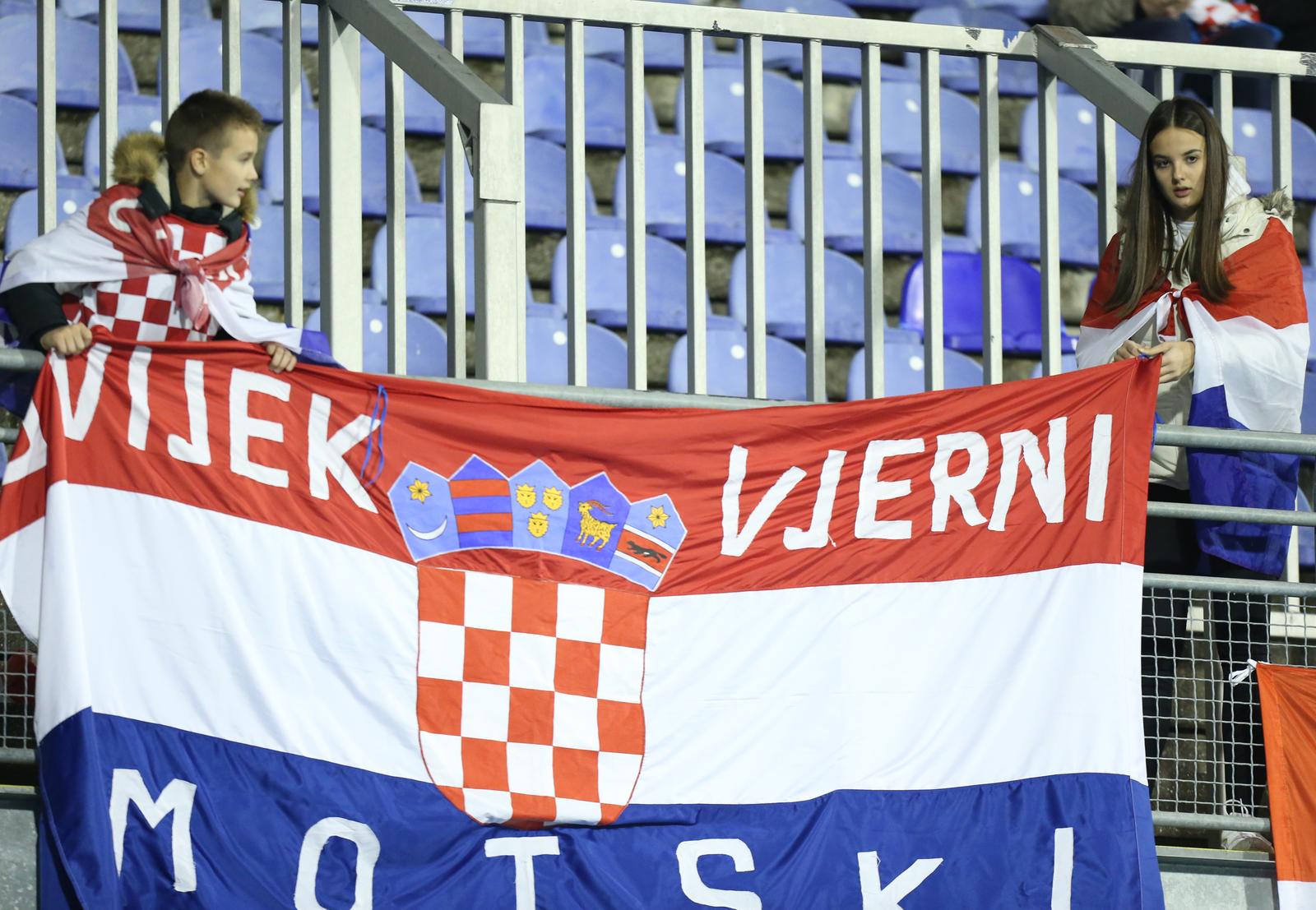 Zagreb: Navija?i s tribina bodre hrvatsku reprezentaciju u kvalifikacijskom susretu s Gr?kom
