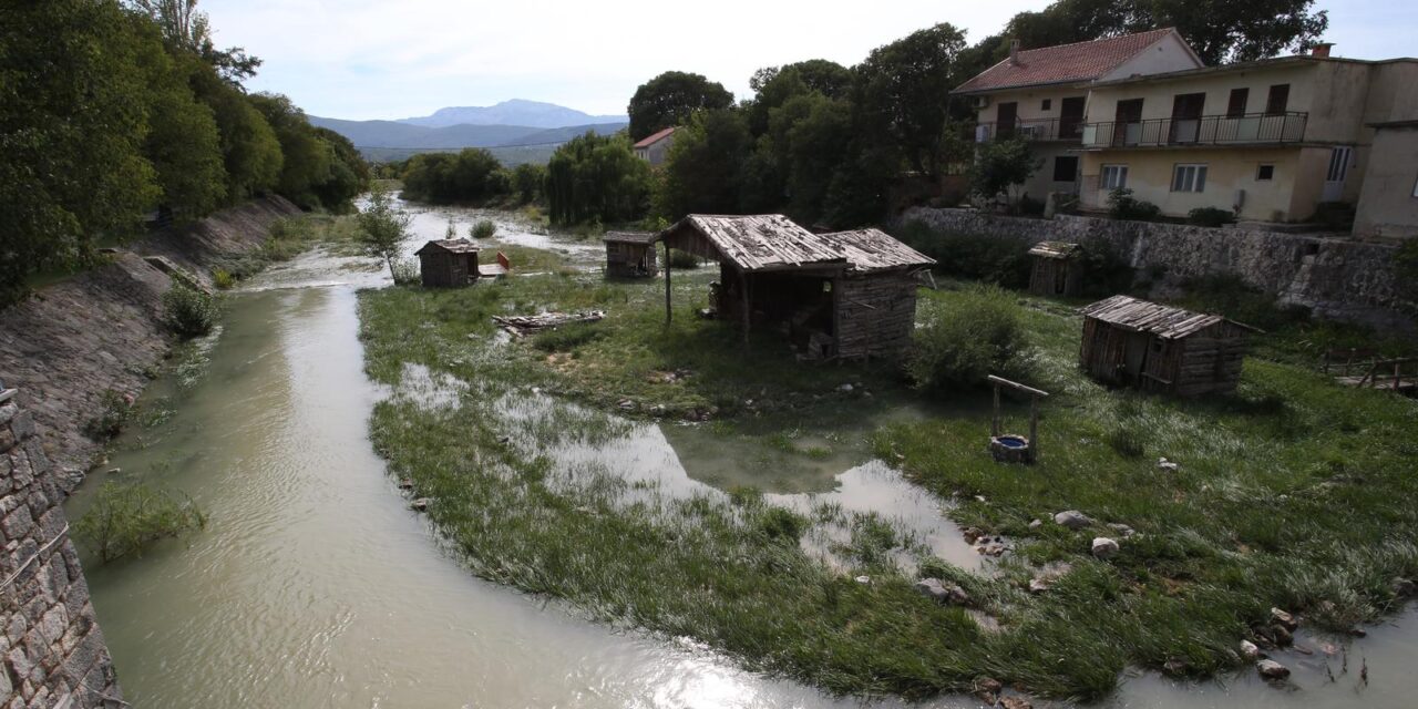 Iz akumulacije Ričice interventno puštena voda u kanjon Suvaje zbog niskog vodostaja Vrljike