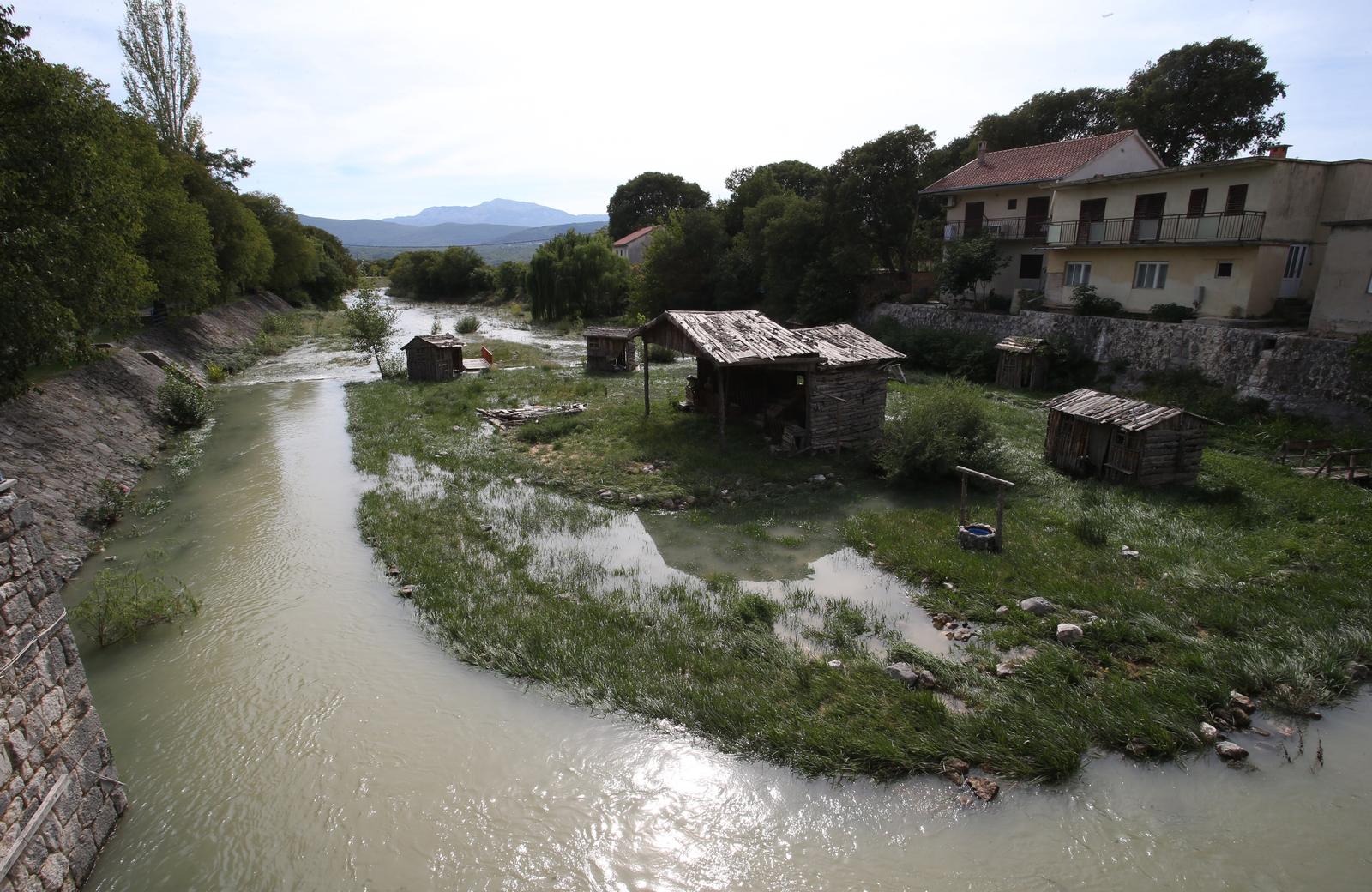Iz akumulacije Ričice interventno puštena voda u kanjon Suvaje zbog niskog vodostaja Vrljike
