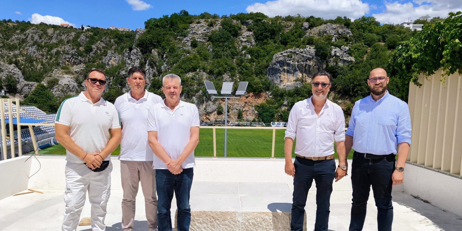 Delegacija kod budućeg spomenika Parlovu
