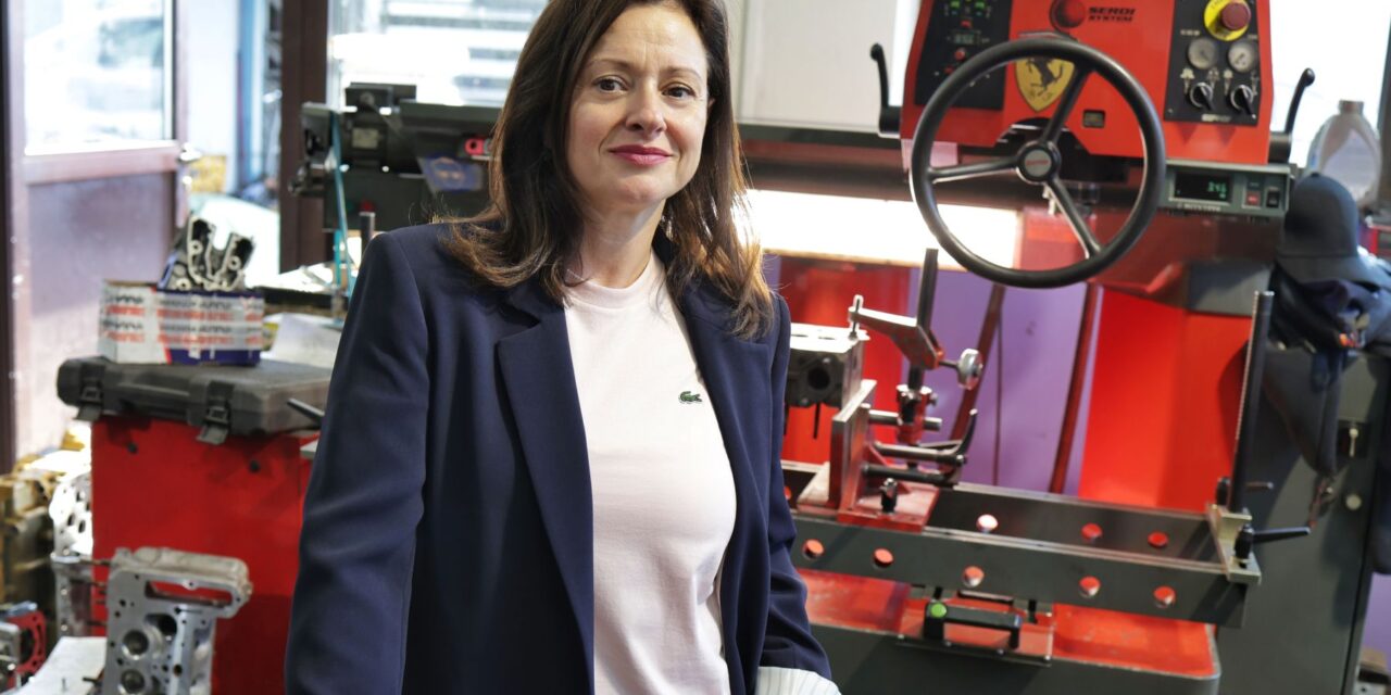 Ljerka Božičević Jurin u auto mehaničarskoj radionici