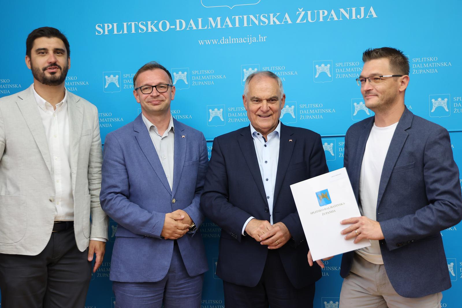 Split: Župan Blaženko Boban uručio 15 ugovora za ulaganja u sportske objekte diljem Splitsko-dalmatinske županije