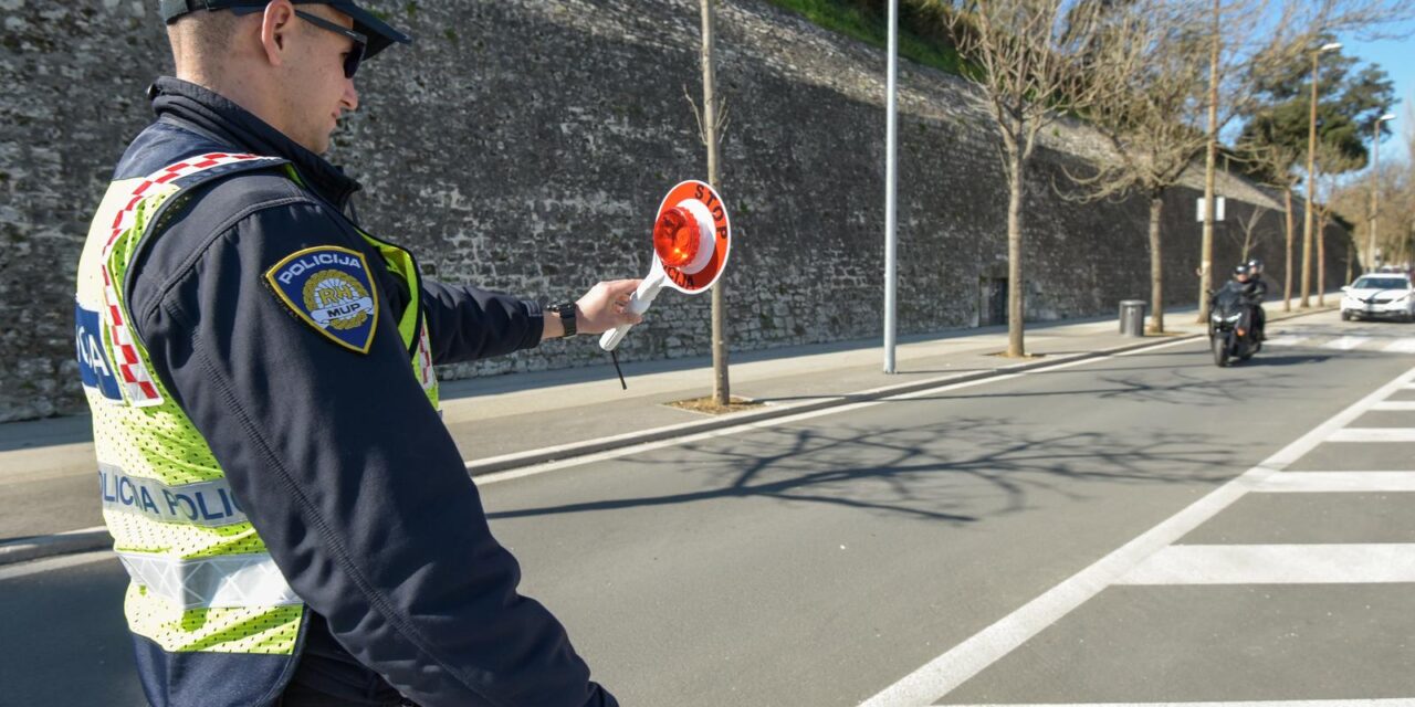 Zadarska policija u akciji povodom Dana žena zaustavlja sudionice u prometu i daruje ih ružama