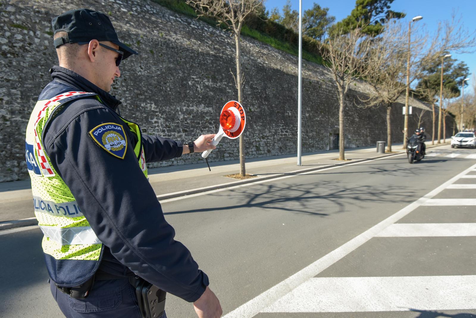 Zadarska policija u akciji povodom Dana žena zaustavlja sudionice u prometu i daruje ih ružama