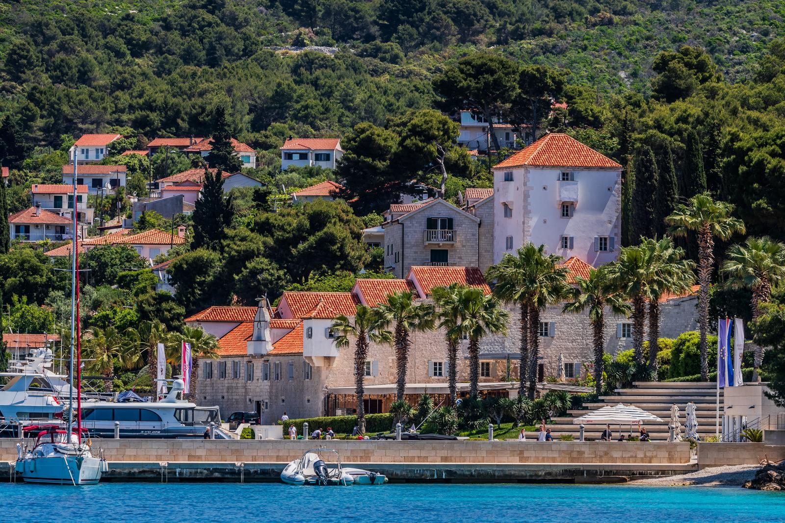 Proljetne panorame mjesta Maslinica na zapadnom djelu Šolte