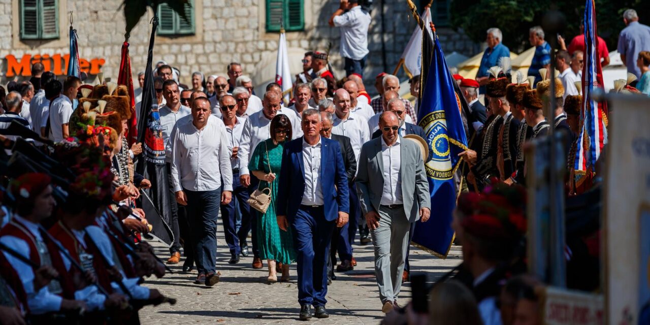 Sinj: Procesija i misa povodom blagdana Velike Gospe koju je predvodio Želimir Puljić