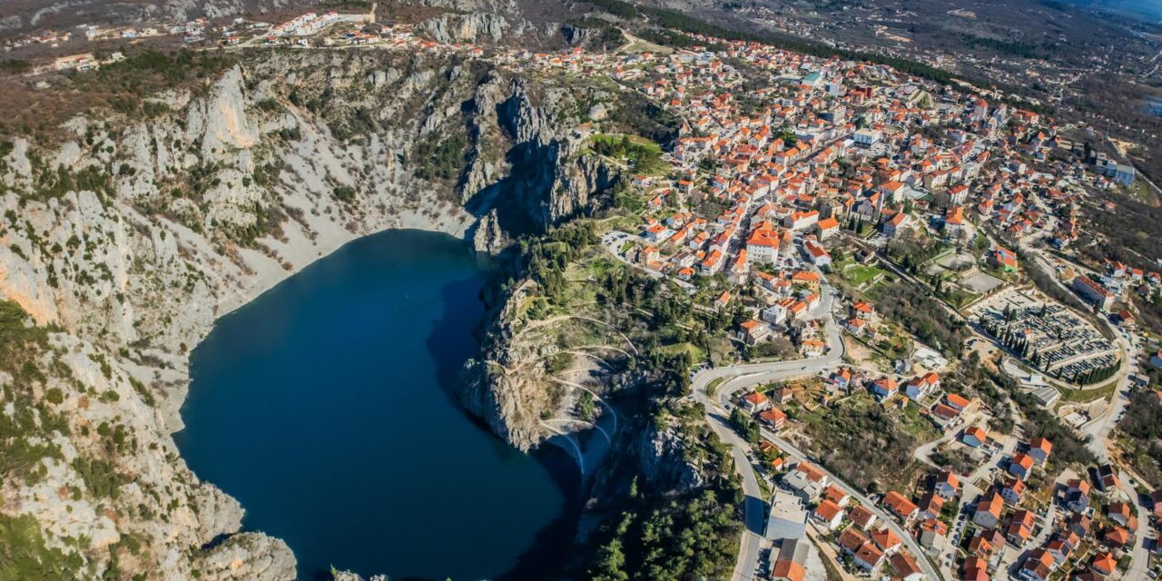 Pogled iz zraka na Modro jezero koje je u rekordnom vodostaju od 2013. godine zbog obilnih kiša