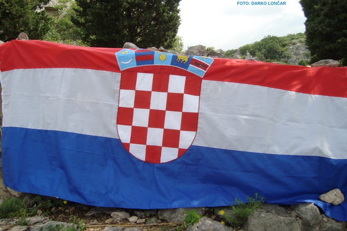 Zastava na imotskoj Topani – najava 021 portal