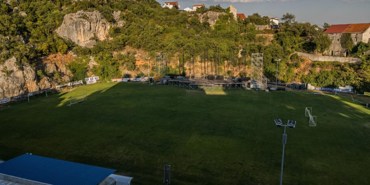 Imotski:  Pripreme za koncert Marka Perkovića Thomsona na Gospinom docu u Imotskom.