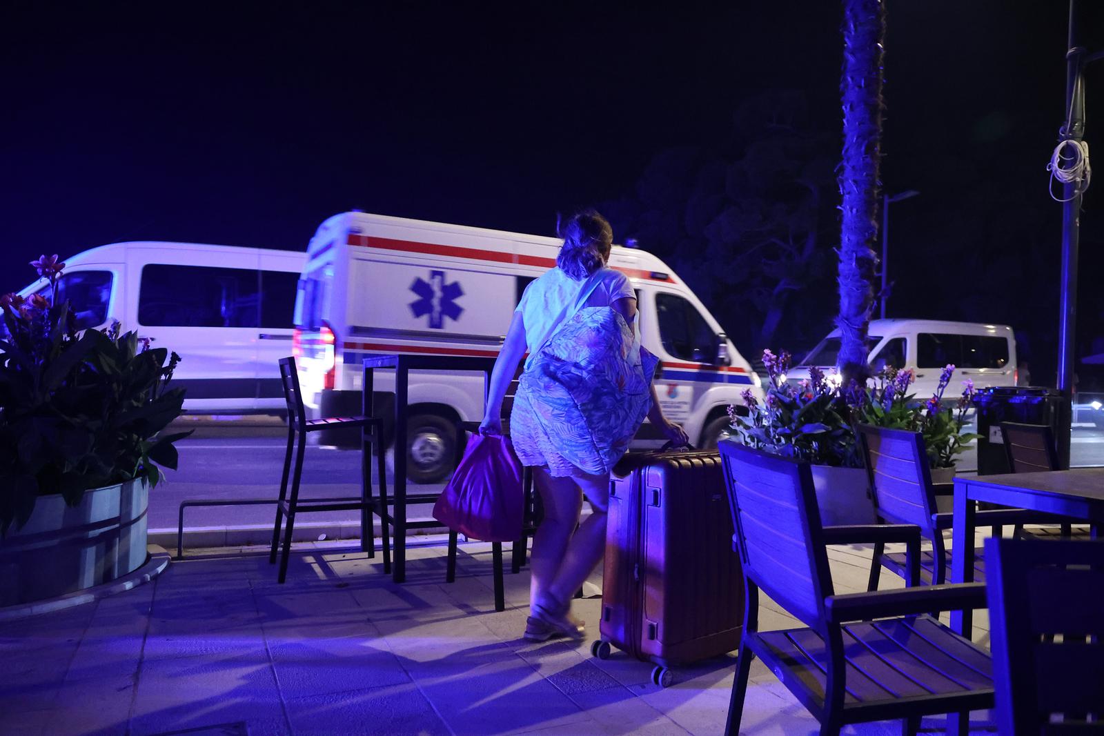 Požar kod Omiša: Evakuiran velik broj turista i mještana, pred vatrogascima je besana noć