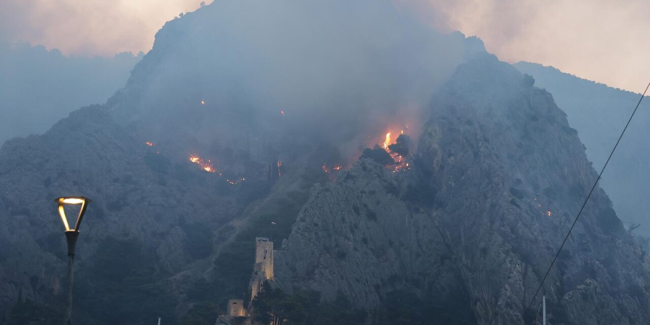 Požar kod Omiša i dalje bukti