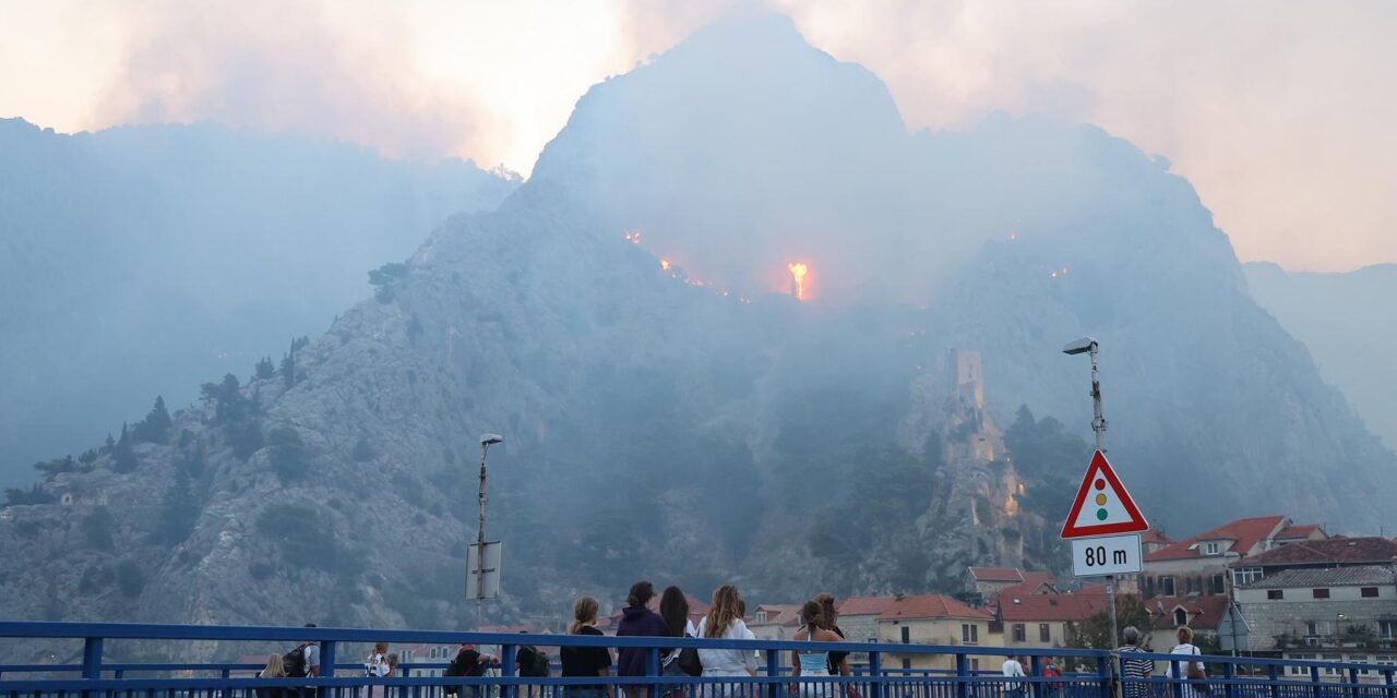 Požar kod Omiša i dalje bukti