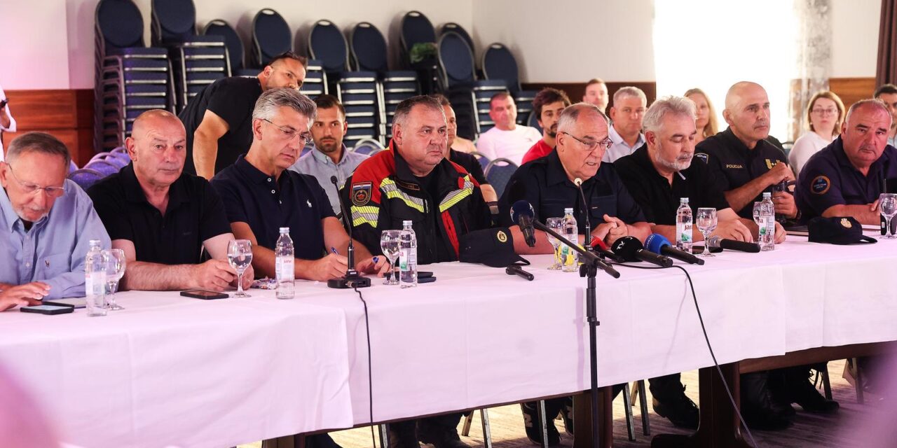 Sastanak Plenkovića s predstavnicima žurnih službi zbog požarau Omišu