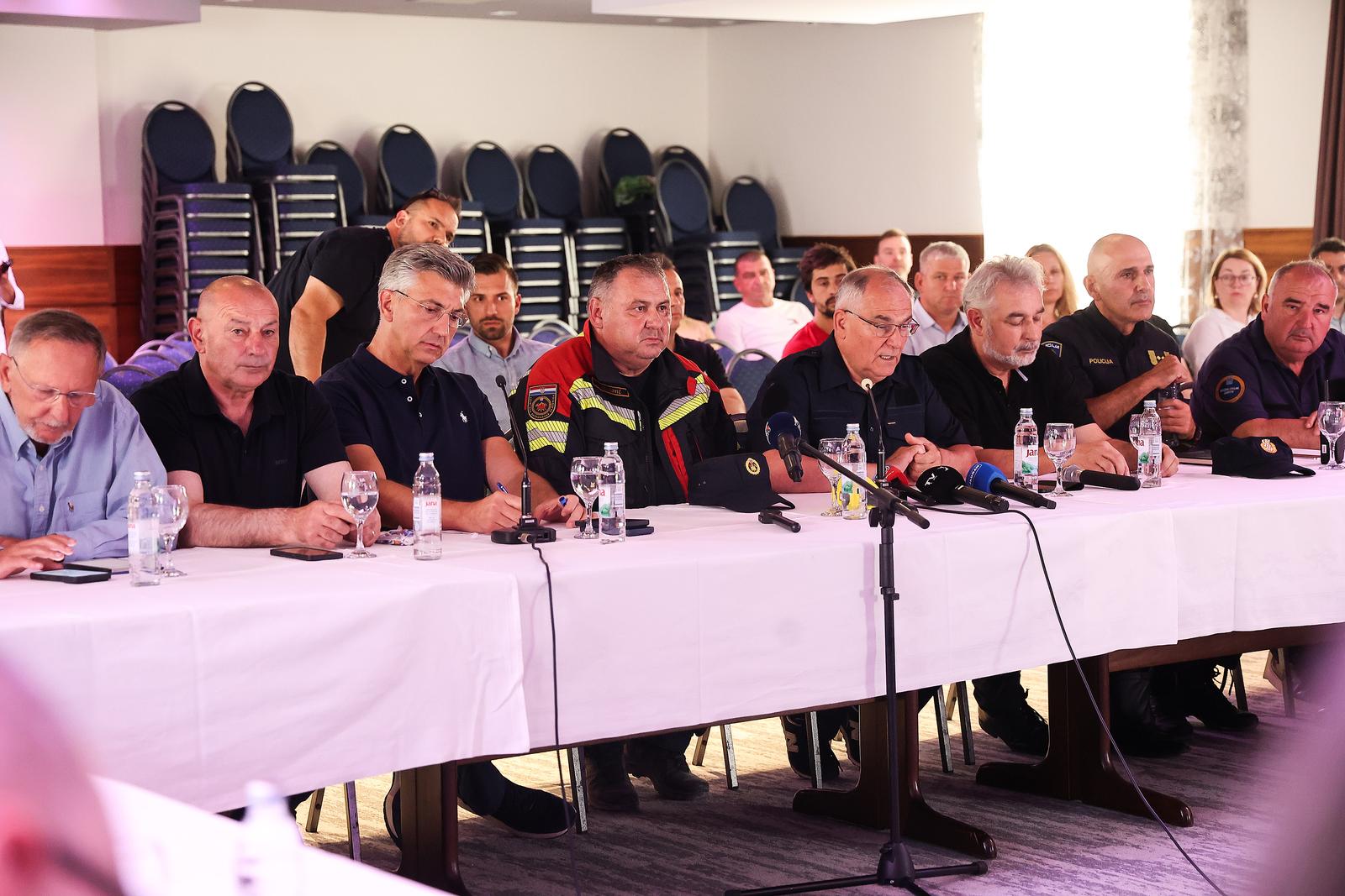 Sastanak Plenkovića s predstavnicima žurnih službi zbog požarau Omišu