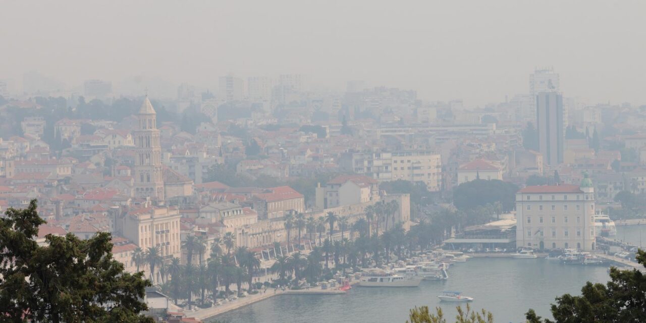 Split  prekriven dimom zbog požara kod Tomislavgrada