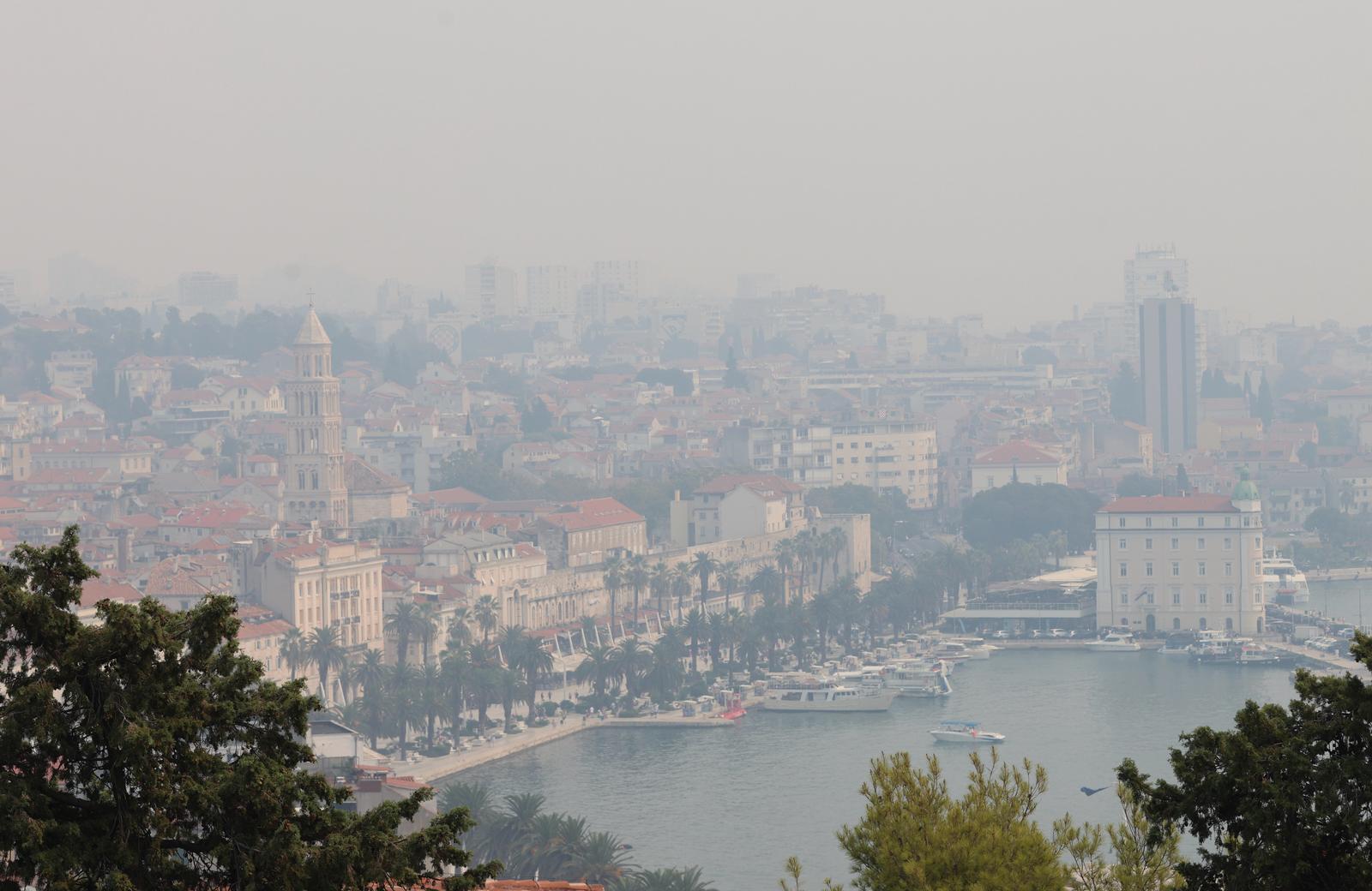Split  prekriven dimom zbog požara kod Tomislavgrada