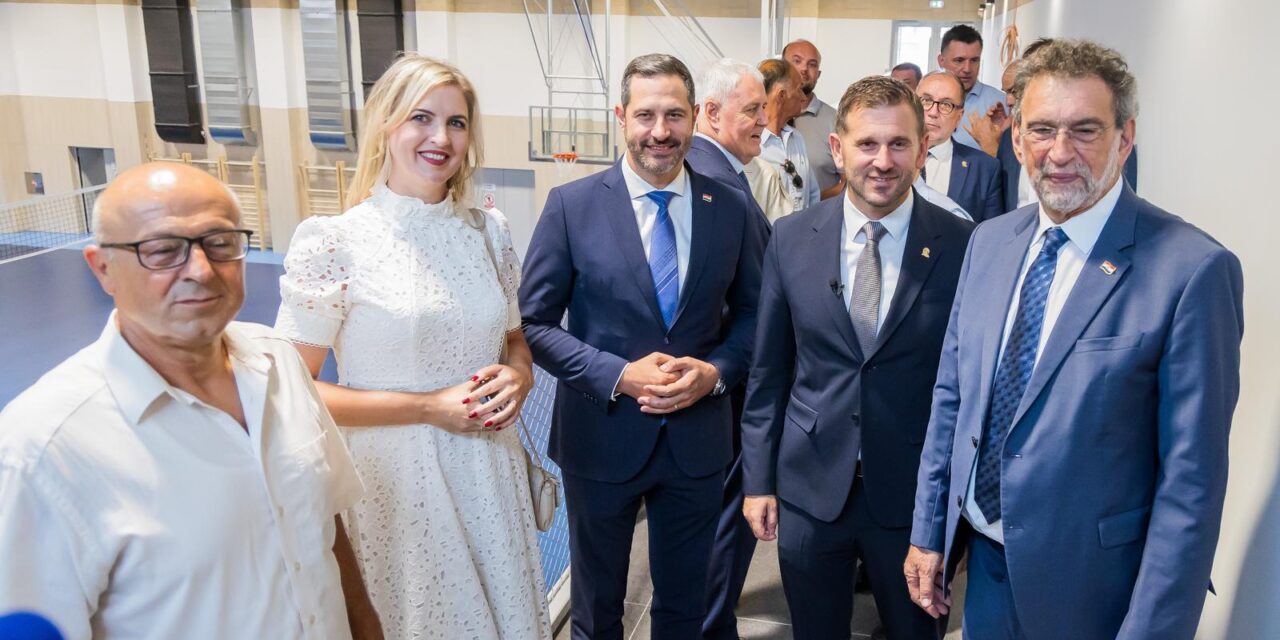 Ministar Radovan Fuchs otvorio je novo krilo Osnovne škole u Stobreču