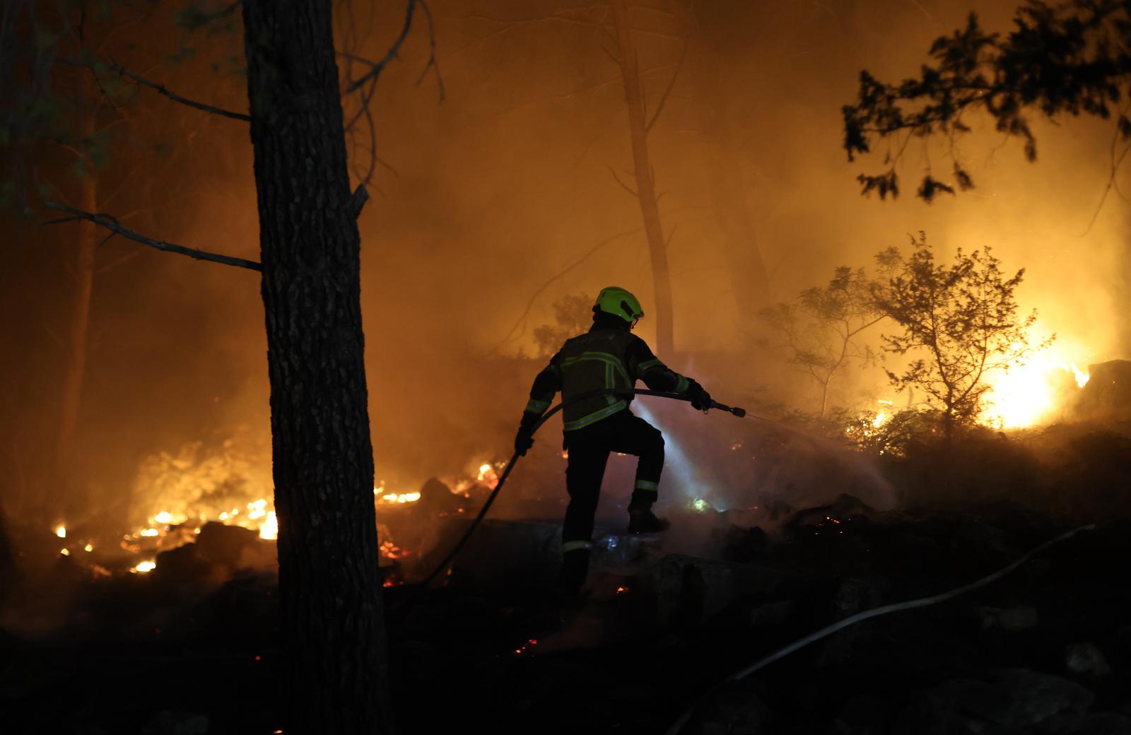 Brač: Još jedna neprospavana noć za gasitelje