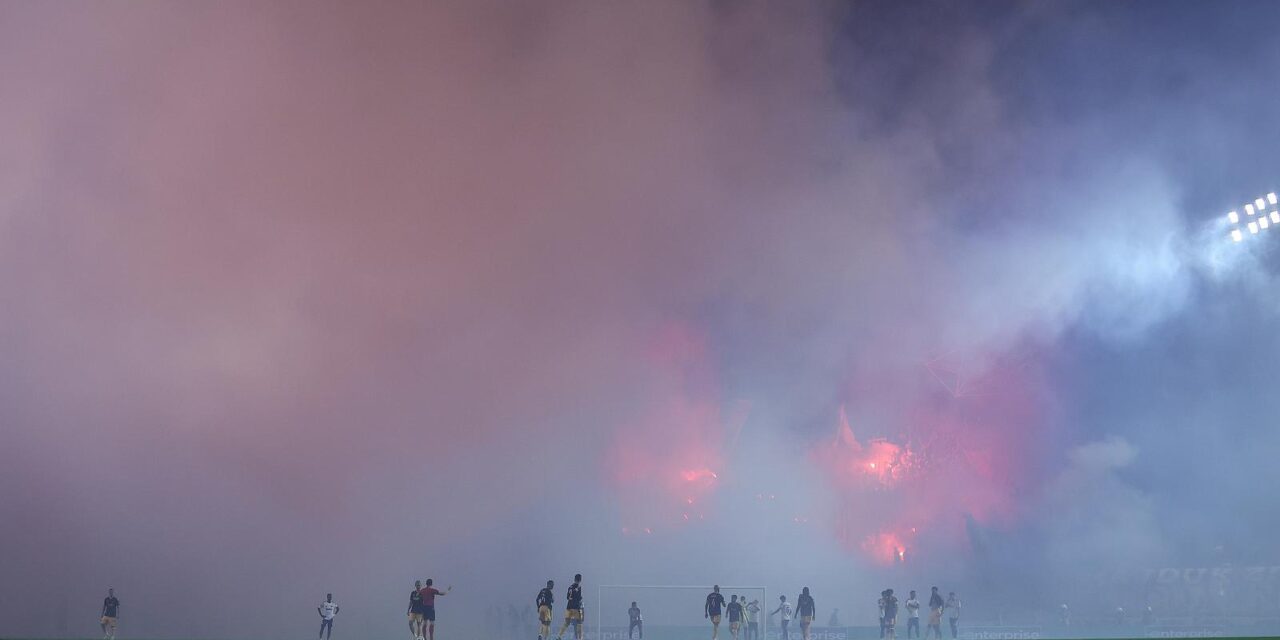 Zbog bakljade prekinuta utakmica između Hajduka i Ajaxa