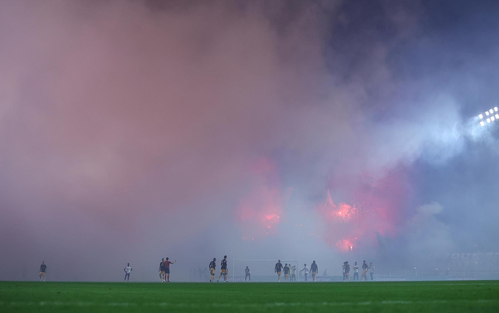 Zbog bakljade prekinuta utakmica između Hajduka i Ajaxa
